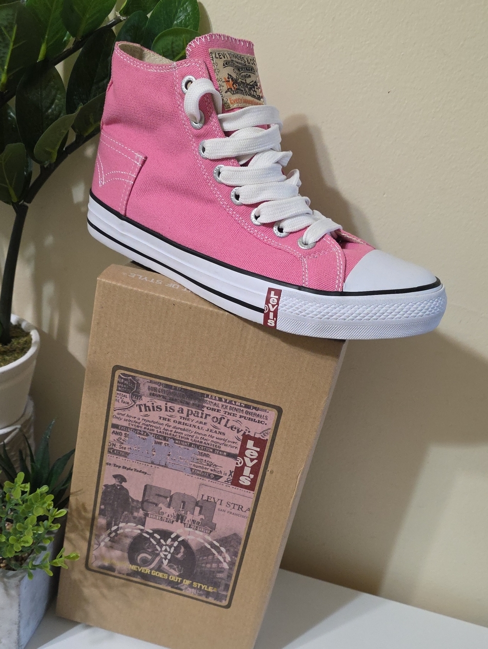 Levi's BNIB Women's Pocket Hi 3 High Top Sneakers - Bubblegum Pink - 10 US